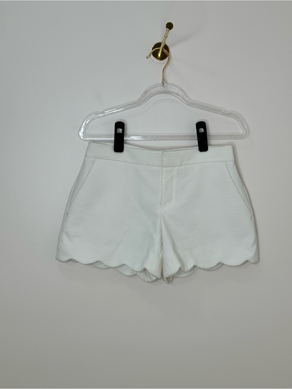 Club Monaco White Scalloped Hem Textured Shorts Size 0
